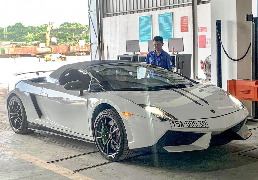 Siêu xe mui trần Lamborghini Gallardo LP570-4 Spyder Performante lúc còn ở Hải Phòng