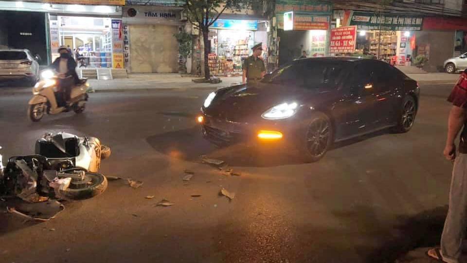 Chiếc xe sang Porsche Panamera hư hỏng nặng đầu xe sau va chạm giao thông Chiếc xe sang Porsche Panamera hư hỏng nặng đầu xe sau va chạm giao thông