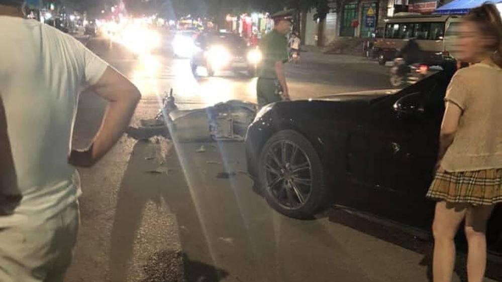 Vụ va chạm khiến người điều khiển xe máy được đưa đi cấp cứu ngay sau đó Vụ va chạm khiến người điều khiển xe máy được đưa đi cấp cứu ngay sau đó