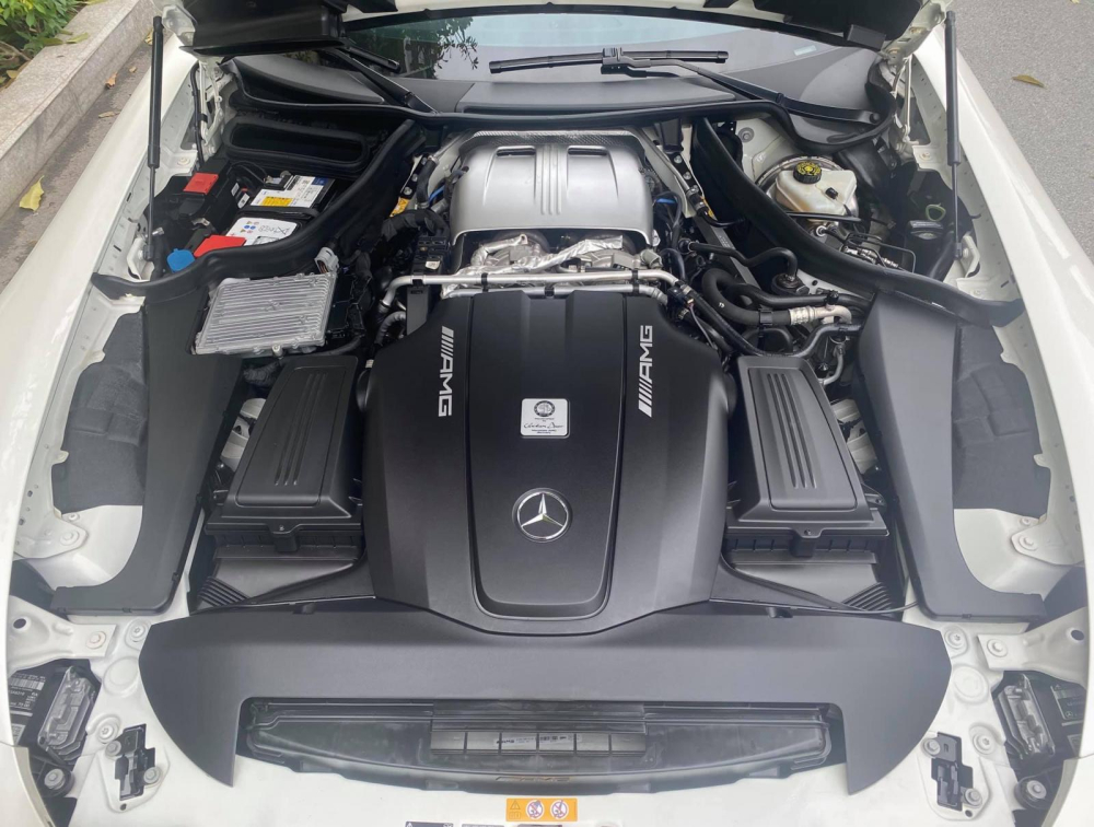 Mercedes-AMG GT Roadster được trang bị động cơ V8, tăng &aacute;p k&eacute;p, dung t&iacute;ch 4.0 l&iacute;t do AMG chế tạo
