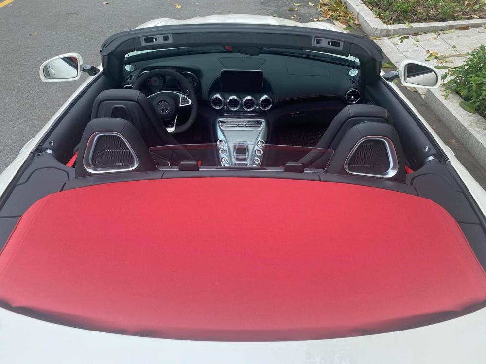 Chiếc Mercedes-AMG GT Roadster n&agrave;y c&oacute; mui nỉ m&agrave;u đỏ bắt mắt