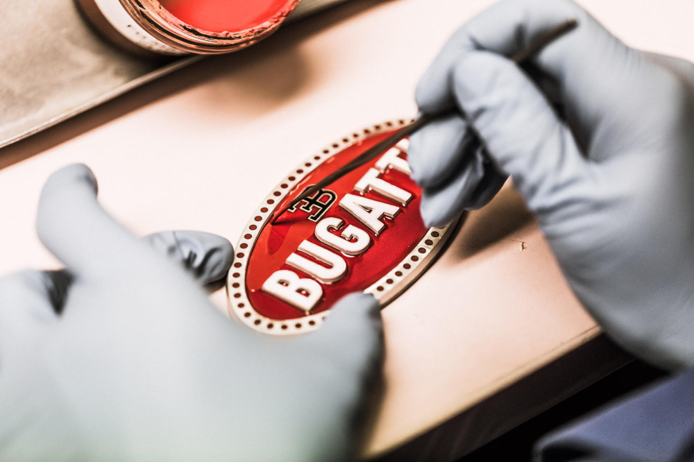 Mỗi huy hiệu Bugatti đều được chế tác thủ công bởi công ty Poellath ở Bavaria