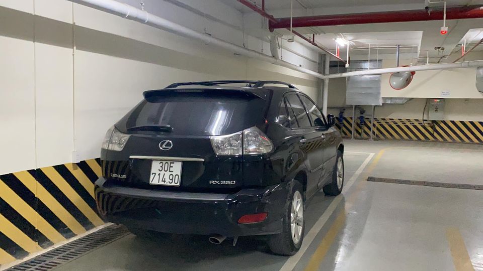 Chiếc Lexus RX350 đỗ dưới hầm chung cư