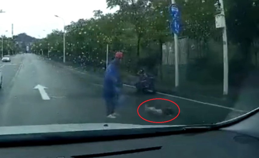 Bé gái bị người đàn ông đá ngã xuống đường