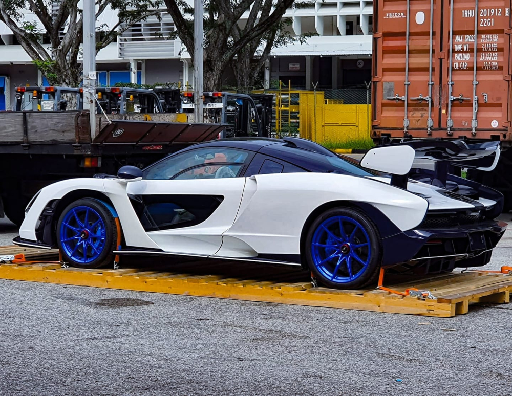 Chiếc McLaren Senna m&agrave;u trắng c&oacute; bộ m&acirc;m xanh dương mới đến Singapore