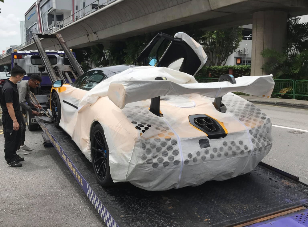C&ograve;n đ&acirc;y l&agrave; một chiếc McLaren Senna m&agrave;u v&agrave;ng trước đại l&yacute; McLaren Singapore