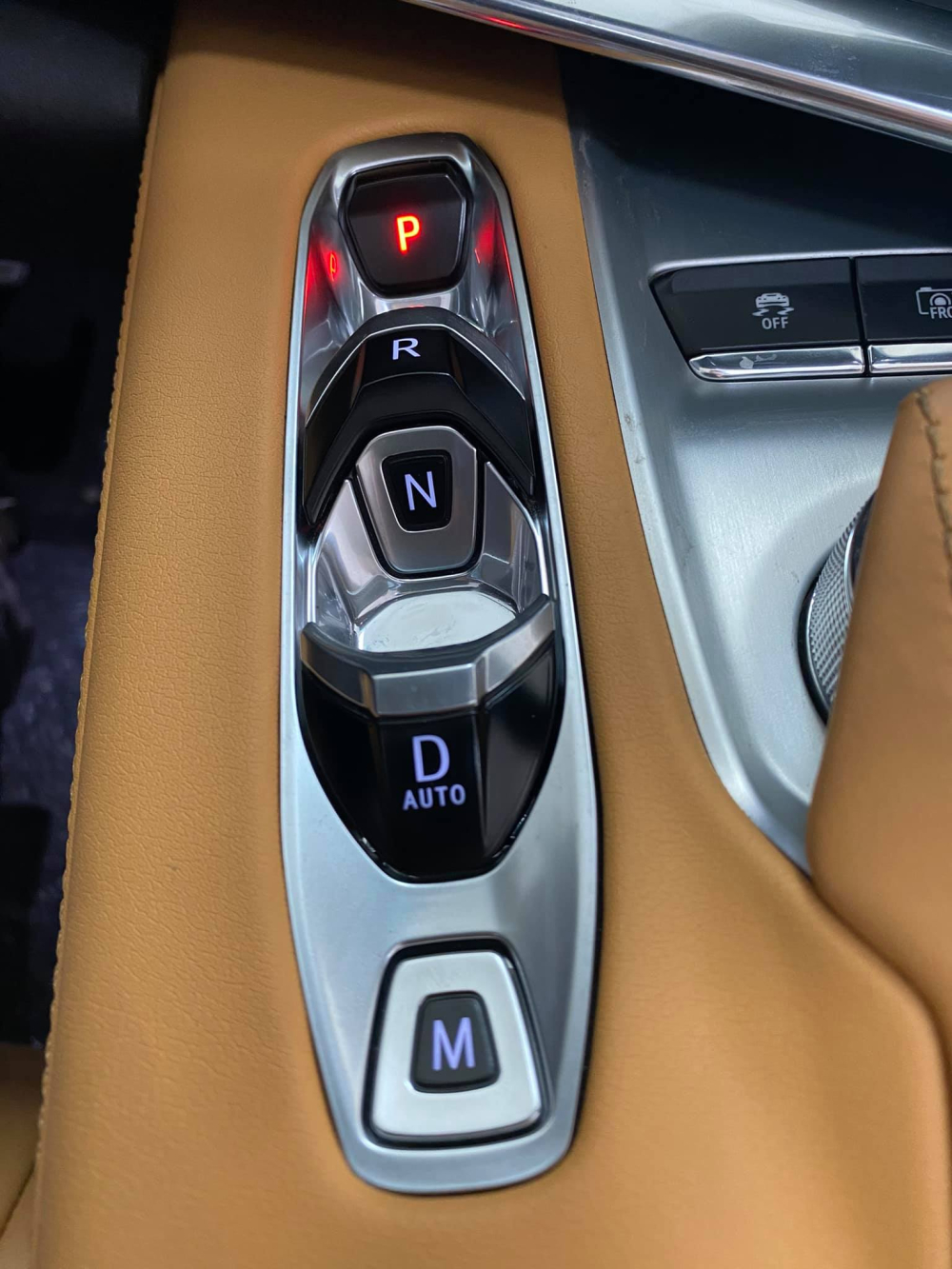  Chevrolet Corvette thế hệ thứ 8 c&oacute; tốc độ tối đa hơn 300 km/h
