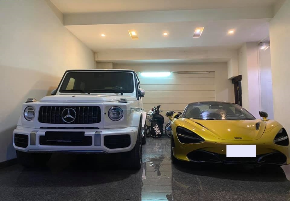 Bức ảnh này khiến cư dân mạng cho rằng đây chính là garage vạn người mê. Bên trái là Mercedes-AMG G63 Stronger Than Time Edition và còn lại là McLaren 720S Spider