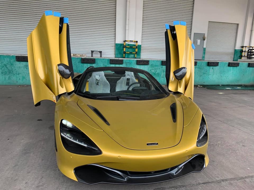 Vẻ đẹp của siêu xe mui trần McLaren 720S Spider mang màu vàng Solis Elite