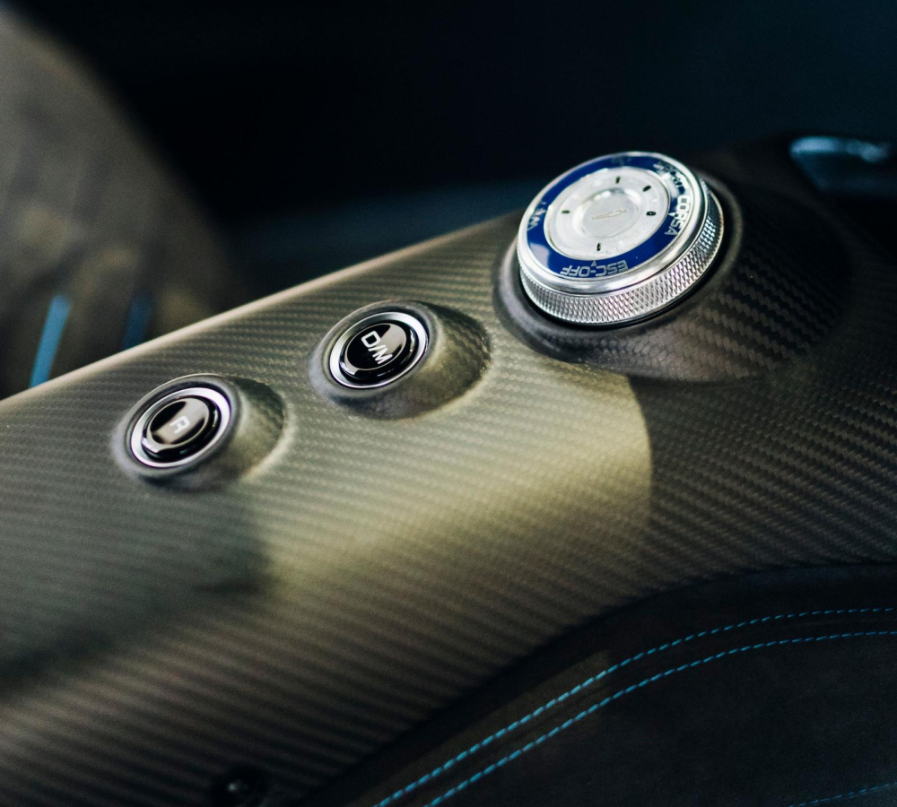 N&uacute;m điều chỉnh chế độ chạy v&agrave; c&aacute;c n&uacute;t bấm của Maserati MC20
