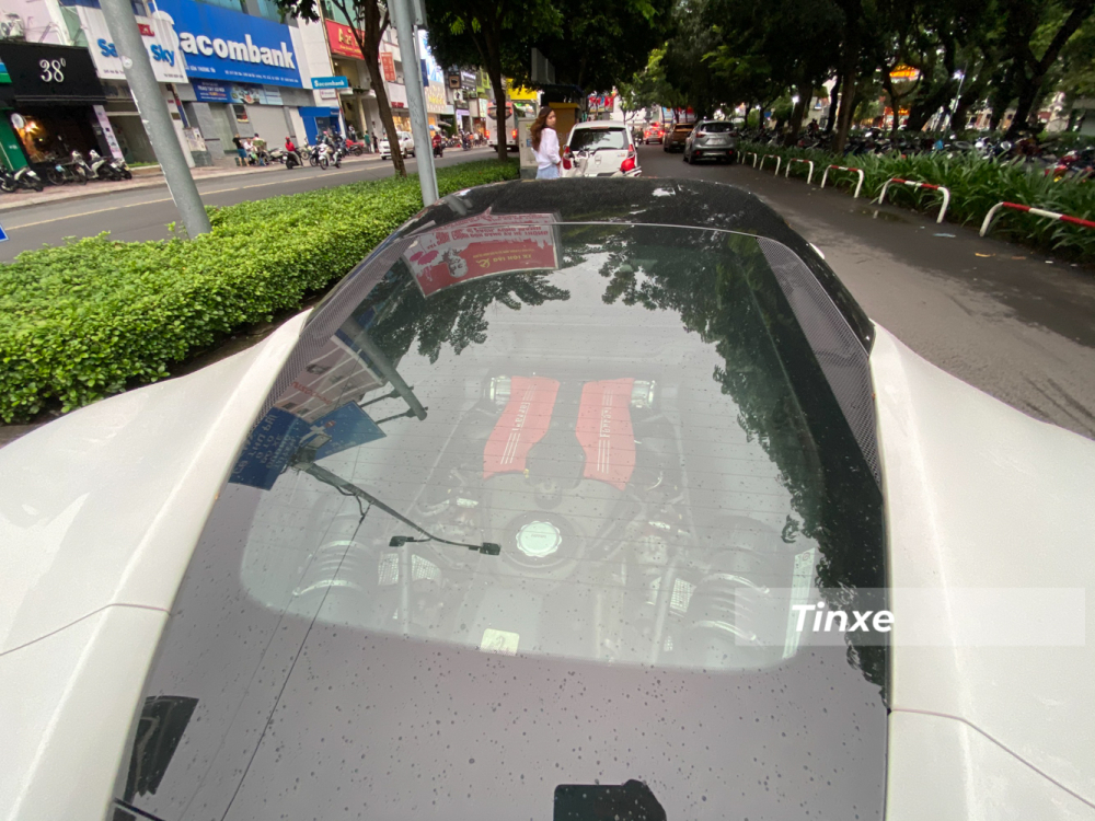 Siêu xe Ferrari 488 GTB màu trắng mới tái xuất tại Sài thành vẫn sử dụng động cơ V8, tăng áp kép, dung tích 3,9 lít, sản sinh công suất tối đa 661 mã lực và mô-men xoắn cực đại 760 Nm. Siêu xe Ferrari 488 GTB màu trắng mới tái xuất tại Sài thành vẫn sử dụng động cơ V8, tăng áp kép, dung tích 3,9 lít, sản sinh công suất tối đa 661 mã lực và mô-men xoắn cực đại 760 Nm.