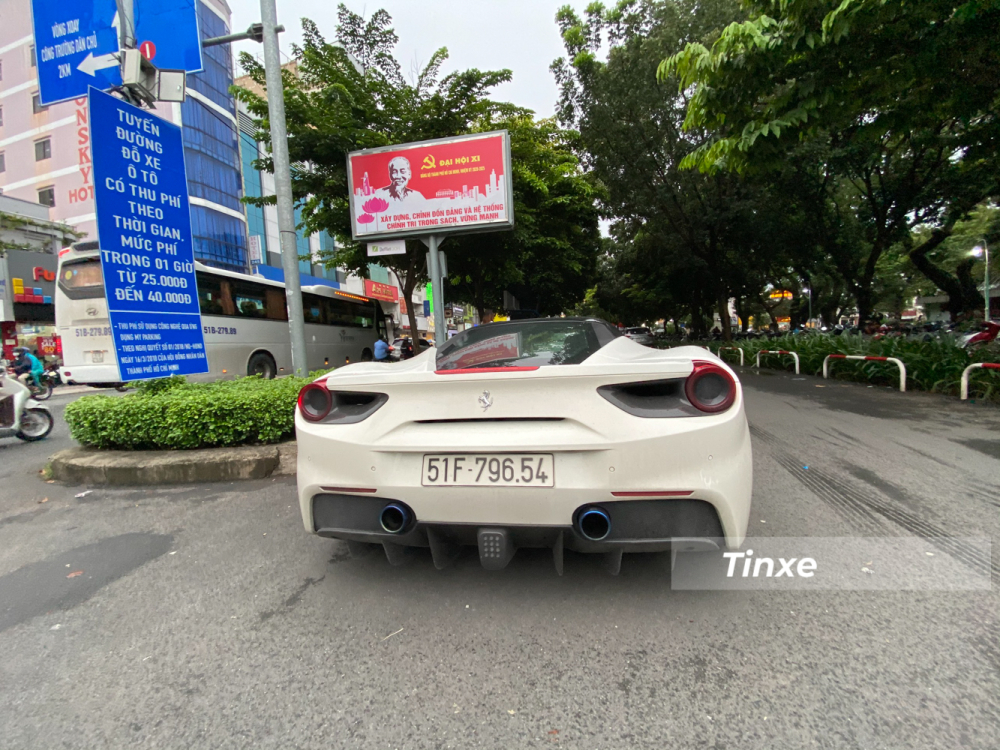 Vận tốc tối đa của siêu xe Ferrari 488 GTB là 330 km/h. Vận tốc tối đa của siêu xe Ferrari 488 GTB là 330 km/h.