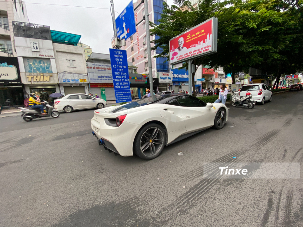 Kết hợp cùng hộp số ly hợp kép 7 tốc độ, nhờ đó, siêu xe Ferrari 488 GTB mất khoảng thời gian 3 giây để tăng tốc lên 100 km/h từ vị trí xuất phát. Vận tốc tối đa của siêu xe Ferrari 488 GTB là 330 km/h. Kết hợp cùng hộp số ly hợp kép 7 tốc độ, nhờ đó, siêu xe Ferrari 488 GTB mất khoảng thời gian 3 giây để tăng tốc lên 100 km/h từ vị trí xuất phát. Vận tốc tối đa của siêu xe Ferrari 488 GTB là 330 km/h.