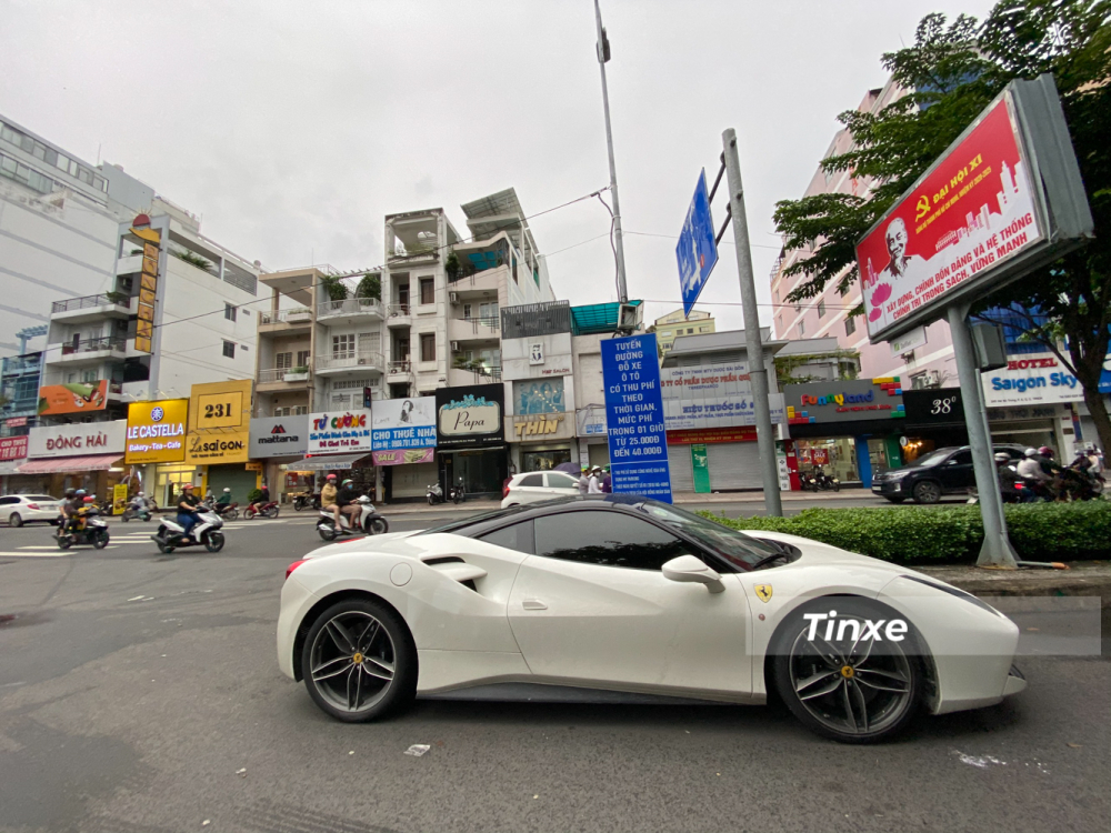 Ngoài bộ áo mang tông màu trắng, chiếc siêu xe Ferrari 488 GTB này còn có nhiều chi tiết ở ngoại thất ốp carbon và bộ mâm 5 chấu kép đặc trưng của dòng xe Ferrari 488 GTB. Ngoài bộ áo mang tông màu trắng, chiếc siêu xe Ferrari 488 GTB này còn có nhiều chi tiết ở ngoại thất ốp carbon và bộ mâm 5 chấu kép đặc trưng của dòng xe Ferrari 488 GTB.