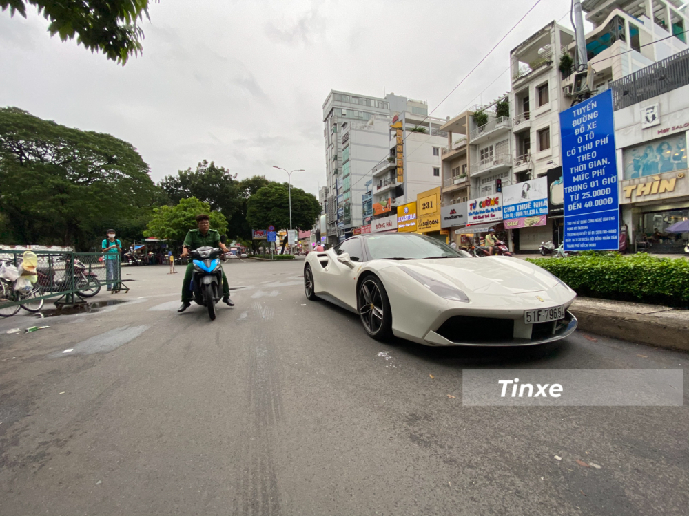Do có màu sơn trắng nên chiếc siêu xe Ferrari 488 GTB này từng có tin đồn thuộc sở hữu của ông Đặng Lê Nguyên Vũ. Bên cạnh đó, chiếc Ferrari 488 GTB này rất hiếm xuất hiện trên đường phố nên có thể khiến không ít người quên mặt. Do có màu sơn trắng nên chiếc siêu xe Ferrari 488 GTB này từng có tin đồn thuộc sở hữu của ông Đặng Lê Nguyên Vũ. Bên cạnh đó, chiếc Ferrari 488 GTB này rất hiếm xuất hiện trên đường phố nên có thể khiến không ít người quên mặt.