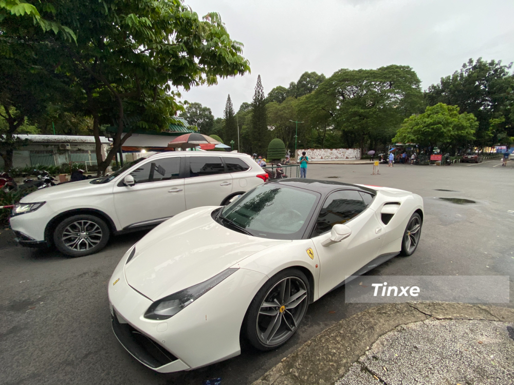 Sau nhiều tháng Sau nhiều tháng thoắt ẩn thoắt hiện trên đường phố Sài thành, chiếc siêu xe Ferrari 488 GTB bất ngờ có mặt trước một công viên ngay đường Hai Bà Trưng, trung tâm quận 1 và khoe tiếng nổ rất ấn tượng đến từ khẩu pháo Titanium của thương hiệu Armytrix.