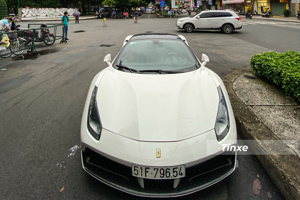 Được biết, chiếc siêu xe Ferrari 488 GTB này nguyên bản có màu sơn trắng muốt nhưng từng nhiều lần được cho thay áo bằng đề-can với các màu sắc khác nhau. Được biết, chiếc siêu xe Ferrari 488 GTB này nguyên bản có màu sơn trắng muốt nhưng từng nhiều lần được cho thay áo bằng đề-can với các màu sắc khác nhau.