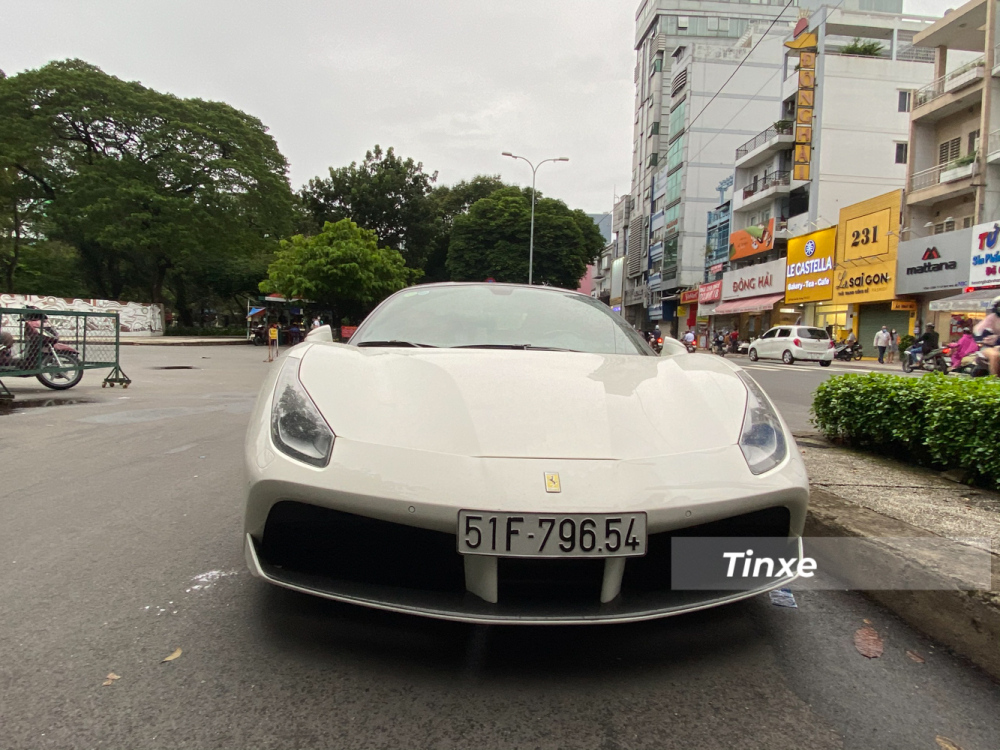 Với hơn 16 chiếc siêu xe Ferrari 488 GTB được mang về Việt Nam cho đến nay, để nắm rõ lý lịch từng chiếc là điều rất khó khăn. Tuy nhiên, cũng có nhiều xe mang trên mình Với hơn 16 chiếc siêu xe Ferrari 488 GTB được mang về Việt Nam cho đến nay, để nắm rõ lý lịch từng chiếc là điều rất khó khăn. Tuy nhiên, cũng có nhiều xe mang trên mình tiểu sử rất đặc biệt nên được các bạn trẻ mê xe đặc biệt quan tâm. Chiếc Ferrari 488 GTB chúng tôi nhắc đến dưới đây là một trong số đó.