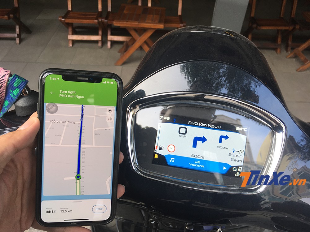 M&agrave;n h&igrave;nh m&agrave;u của Vespa GTS SuperTech 300HPE