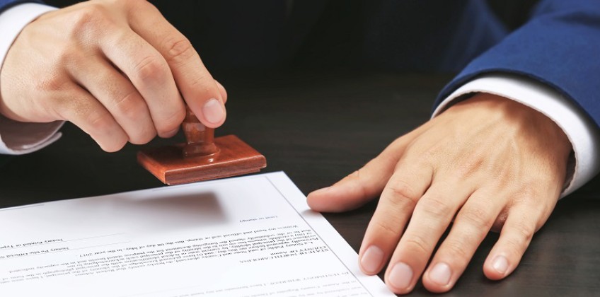 Giấy mua bán xe viết tay có giá trị pháp lý khi được công chứng và sự chứng thực của cơ quan có thẩm quyền.