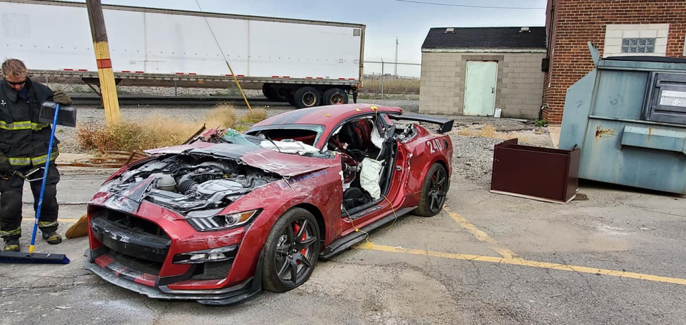 Chiếc ord Mustang Shelby GT500 sau khi bị l&iacute;nh cứu hỏa cắt n&aacute;t