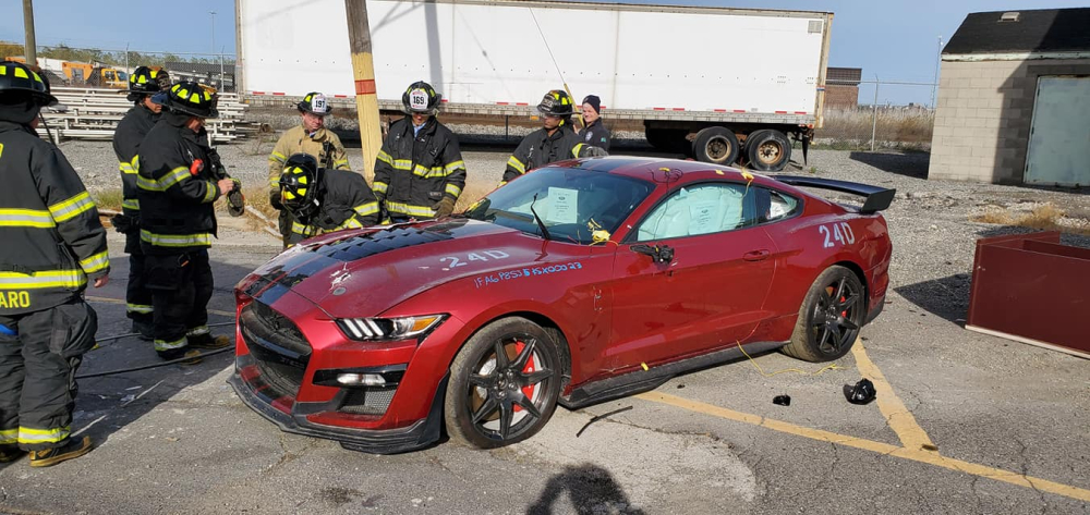 Lực lượng cứu hỏa của th&agrave;nh phố Dearborn d&ugrave;ng một chiếc Ford Mustang Shelby GT500 để luyện tập cắt &ocirc; t&ocirc;