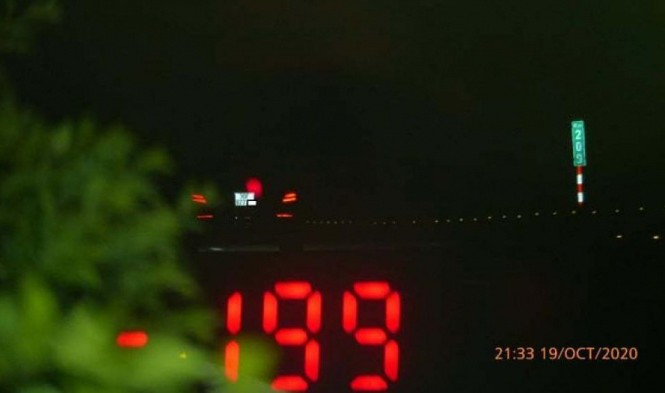 Chiếc xe sang Mercedes-Benz chạy ở vận tốc lên đến 199 km/h trên cao tốc Pháp Vân - Cầu Giẽ - Ninh Bình