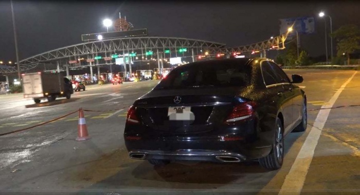 Lực lượng chức năng dừng chiếc xe sang Mercedes-Benz trước trạm thu phí để xử lý