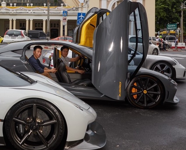 Đại diện nhà phân phối Koenigsegg ở Thái Lan ngồi thử hàng ghế phía sau trên Koenigsegg Gemera
