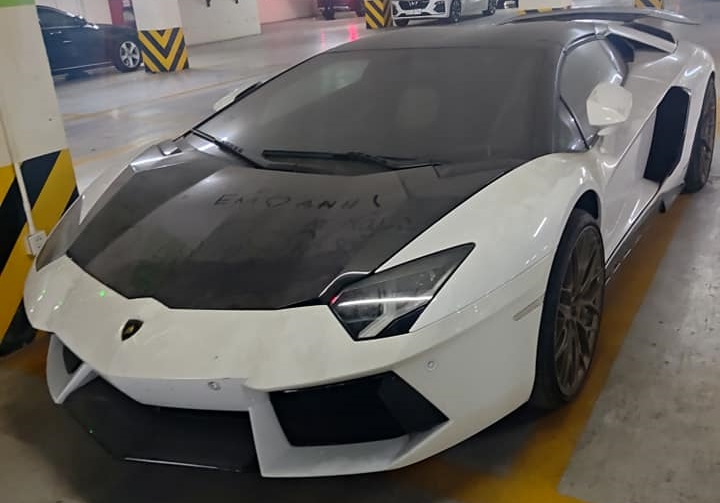Hình ảnh siêu xe Lamborghini Aventador LP700-4 mui trần Hình ảnh siêu xe Lamborghini Aventador LP700-4 mui trần làm bạn với bụi dưới hầm đỗ xe ở Hà Nội khiến không ít người xót xa