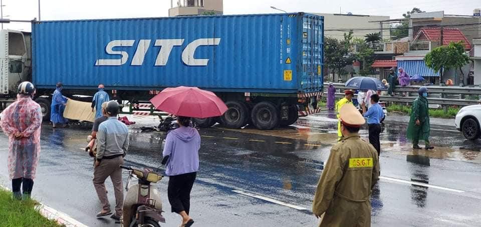 Lực lượng chức năng tại hiện trường vụ va chạm