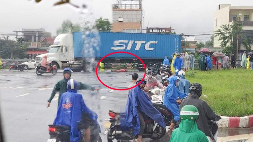Hiện trường vụ va chạm giao thông giữa xe container với xe máy làm một người tử vong tại chỗ