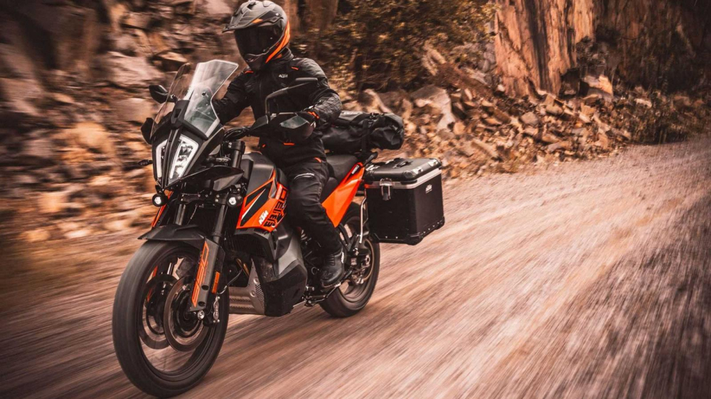 Phi&ecirc;n bản KTM 890 Adventure 2021 ti&ecirc;u chuẩn được hiệu chỉnh nhằm ph&ugrave; hợp với đường trường