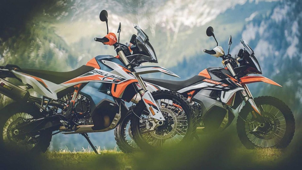 KTM 890 Adventure R v&agrave; KTM 890 Adventure R Rally 2021