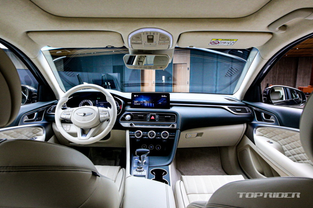Genesis G70 2021 c&oacute; m&agrave;n h&igrave;nh trung t&acirc;m lớn hơn