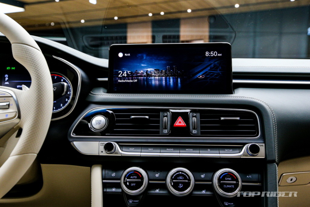 M&agrave;n h&igrave;nh trung t&acirc;m của Genesis G70 2021