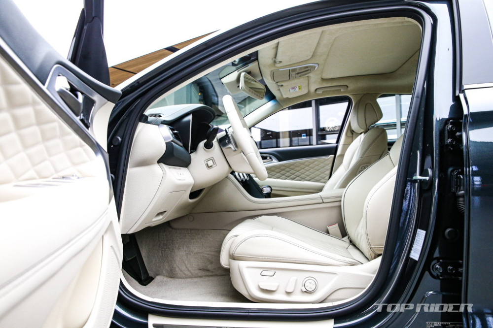 Nội thất b&ecirc;n trong Genesis G70 2021
