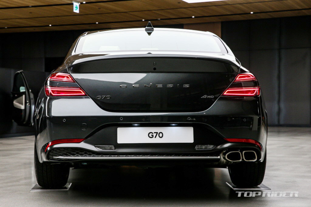 Genesis G70 2021 c&oacute; cả phi&ecirc;n bản Sport