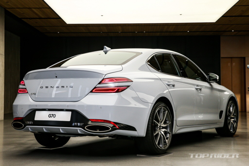 Genesis G70 2021 nh&igrave;n từ ph&iacute;a sau
