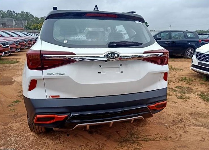 Kia Seltos Anniversary Edition 2020 nh&igrave;n từ ph&iacute;a sau