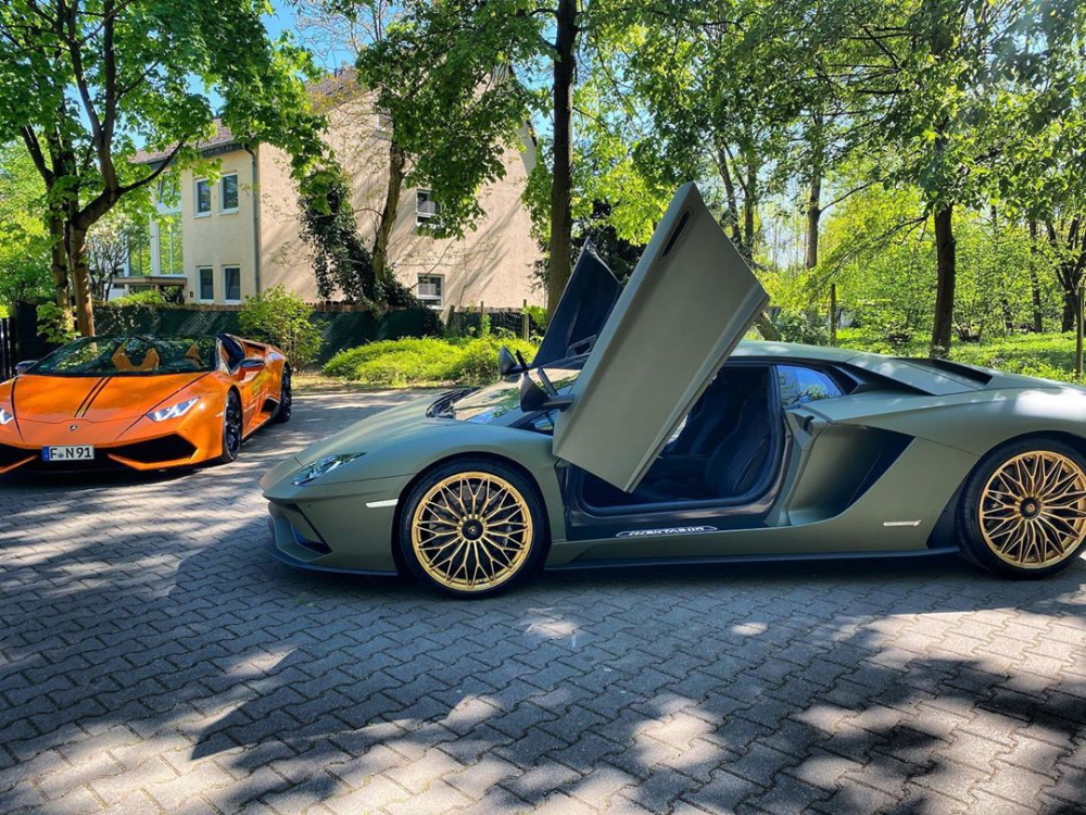 Chiếc Lamborghini Aventador S màu xanh nhám của Navid Alpha khi vụ tai nạn chưa xảy ra Chiếc Lamborghini Aventador S màu xanh nhám của Navid Alpha khi vụ tai nạn chưa xảy ra