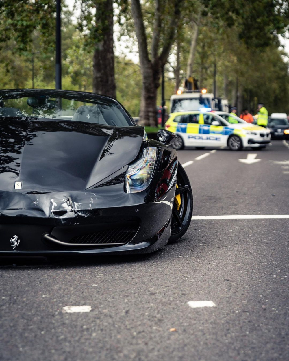 Nắp ca-pô của chiếc Ferrari 458 Spider dồn về phía sau Nắp ca-pô của chiếc Ferrari 458 Spider dồn về phía sau