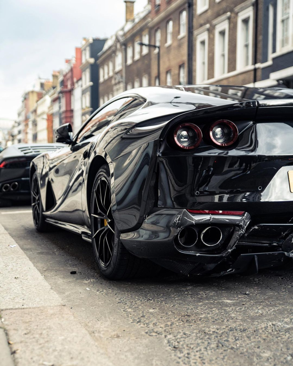 Chiếc Ferrari 812 Superfast bị biến dạng ở đuôi xe Chiếc Ferrari 812 Superfast bị biến dạng ở đuôi xe