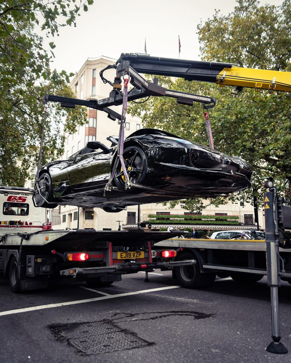 Chiếc Ferrari 458 Spider được đưa đi khỏi hiện trường Chiếc Ferrari 458 Spider được đưa đi khỏi hiện trường