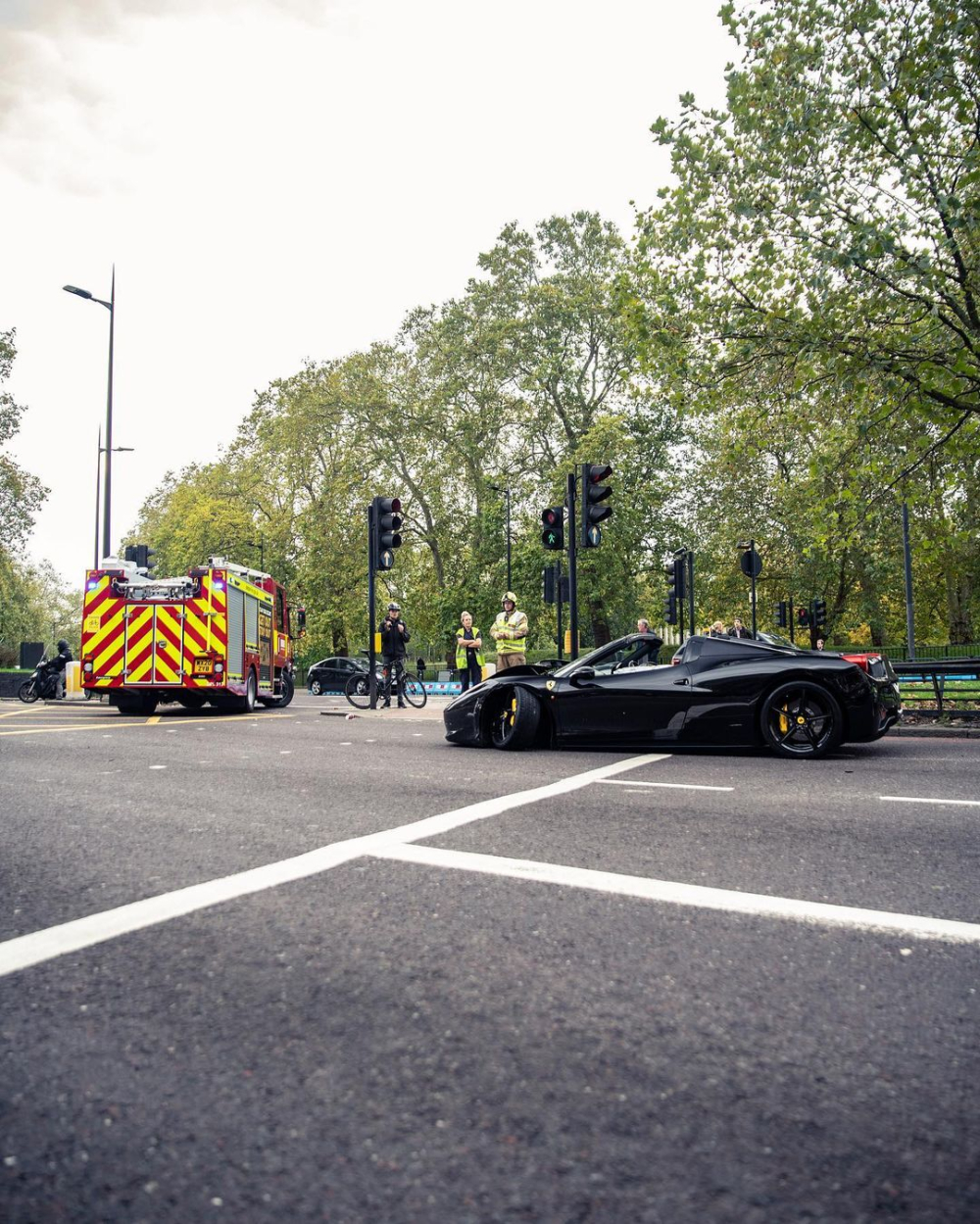 Chiếc Ferrari 458 Spider còn bị gãy cả trục trước Chiếc Ferrari 458 Spider còn bị gãy cả trục trước