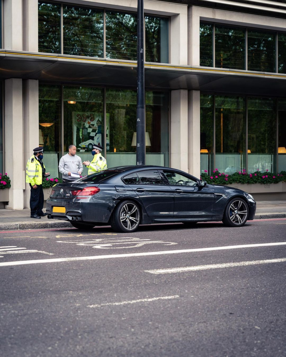 Chiếc xe sang BMW M6 bị hỏng nhẹ nhất trong 3 xe Chiếc xe sang BMW M6 bị hỏng nhẹ nhất trong 3 xe