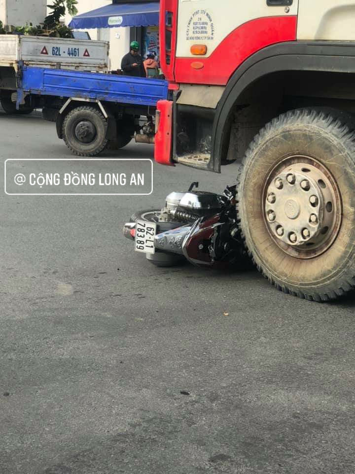 Chiếc xe m&aacute;y của nạn nh&acirc;n nằm dưới gầm xe trộn b&ecirc; t&ocirc;ng