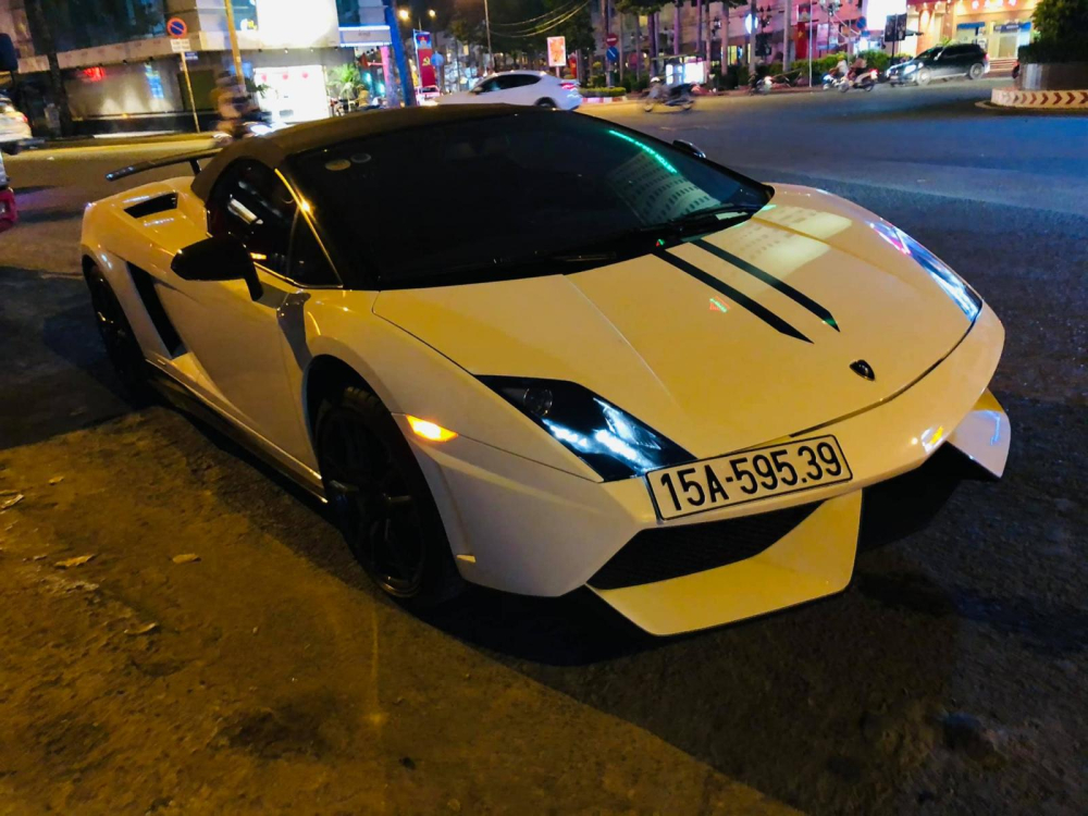 Hình ảnh siêu xe mui trần Lamborghini Gallardo LP570-4 Spyder Performante lần đầu vào Sài thành