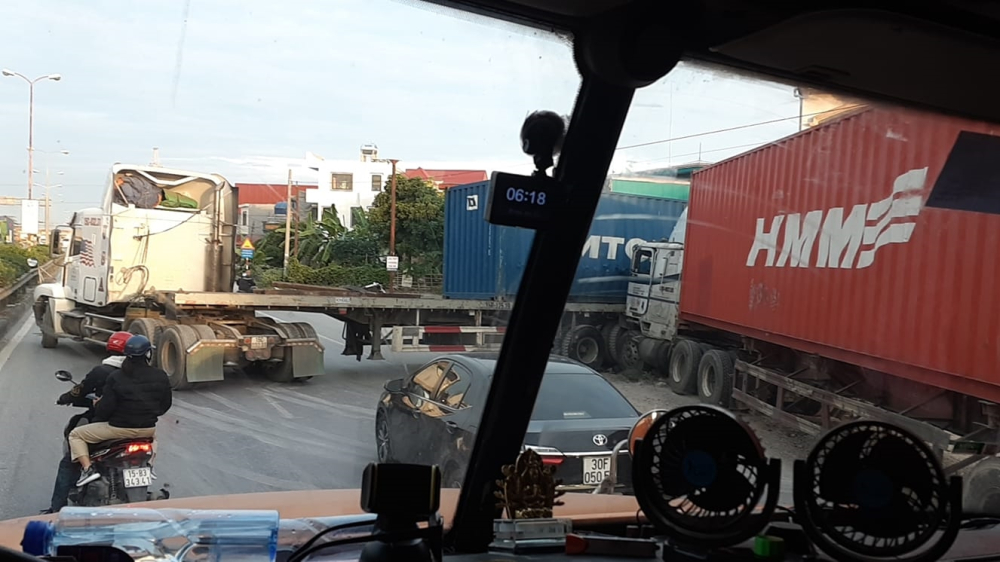 Chiếc xe container nằm chắn ngang đường trên QL5