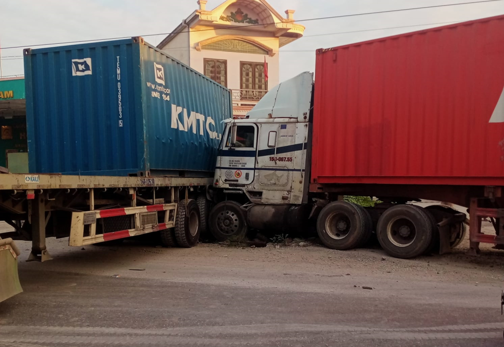 Hai chiếc xe container tông nhau trên QL5 vào rạng sáng nay
